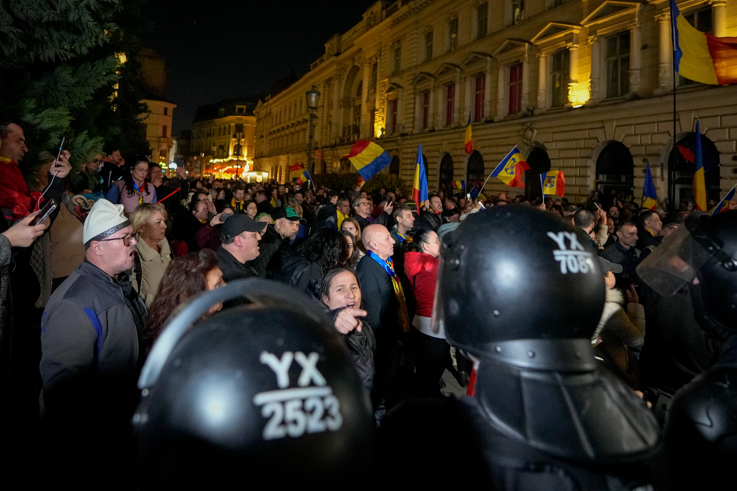 Un jandarm a fost lovit în cap de susținătorii lui Georgescu la BEC