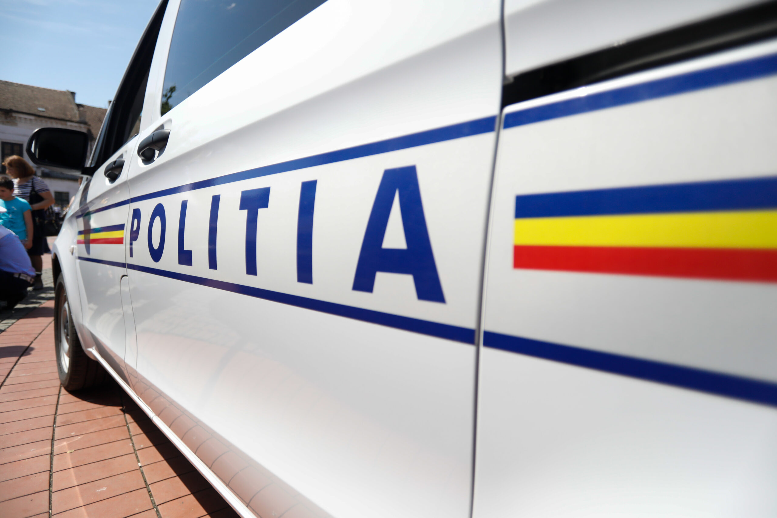 Un tânăr de 17 ani a furat mașina părinților și a făcut accident în timp ce fugea de polițiști