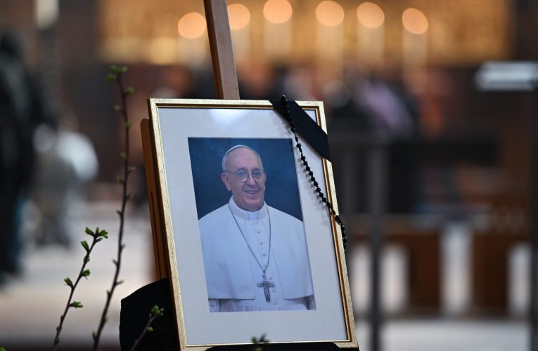 Cardinalii și pelerinii, în rugăciune la mormântul Papei Francisc