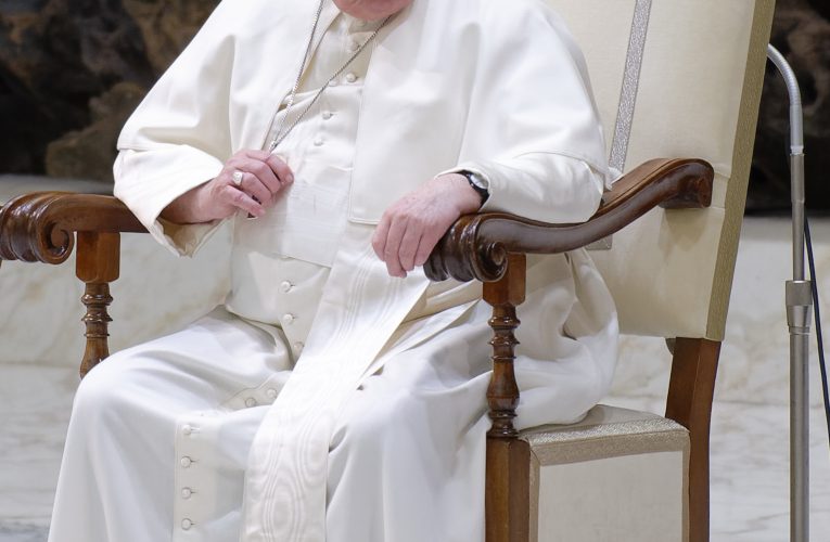 Papa Francis a făcut o vizită surpriză într-o ținută surprinzătoare