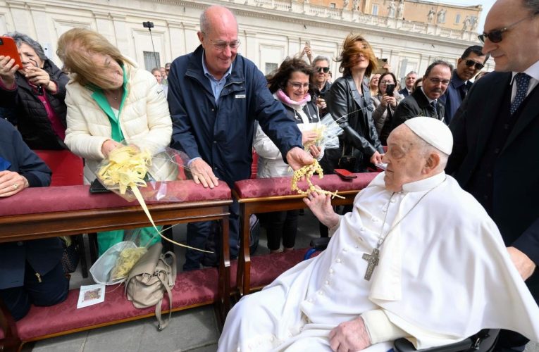 Papa Francisc, scurtă apariție după slujba din Duminica Floriilor