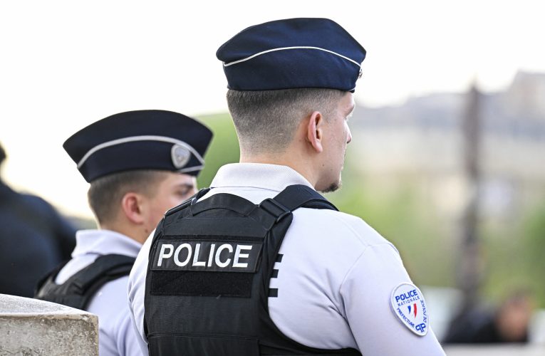 Politicienii francezi denunță atacul asupra unei moschei. Suspectul este încă în libertate