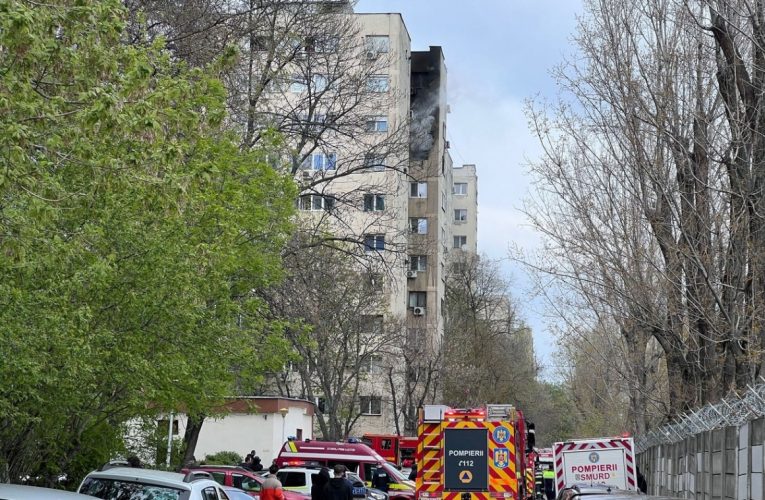 Trei răniți și 50 de persoane evacuate dintr-un bloc din Capitală: arde cu flacără la etajul 7