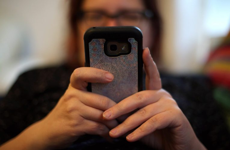 Trump amenință cu noi tarife pentru smartphone-uri la câteva zile după ce le-a scutit