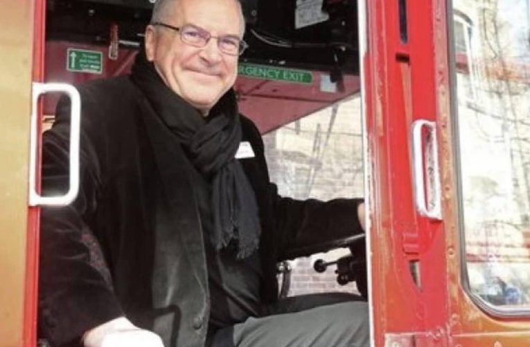 Un ministru britanic s-a predat poliției după ce a folosit telefonul în timp ce conducea un autobuz