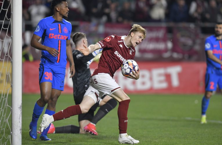 Zeci de amenzi după meciul FC Rapid – FC FCSB: un suporter şi-a aruncat pantofii în teren