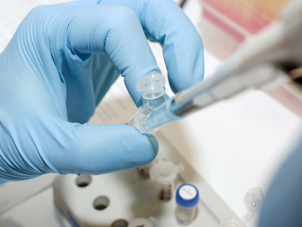 A fost aprobat primul tratament pentru un tip de cancer ovarian care nu răspunde chimioterapiei