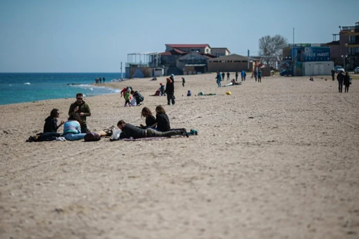 Apele Române: Sezonul estival 2025 a început oficial pe litoral. Sute de operatori au preluat plajele