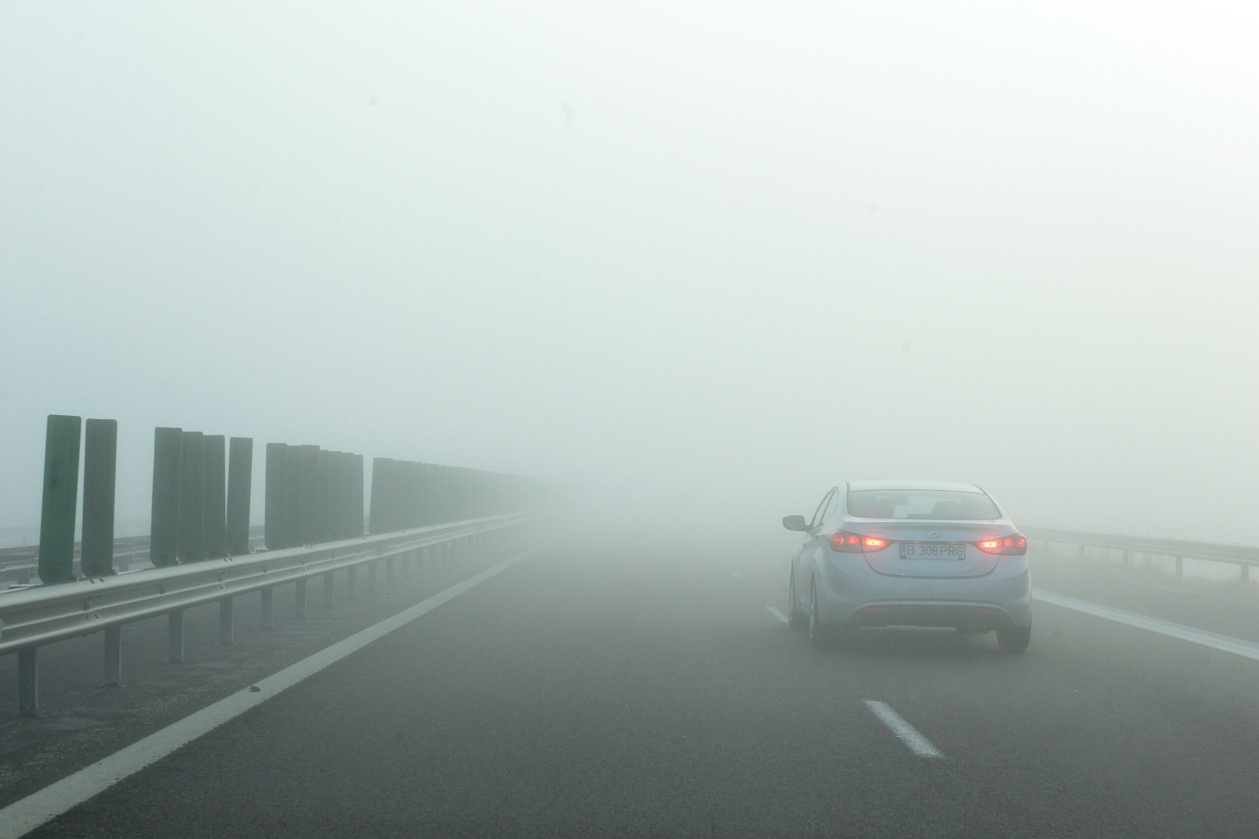 Ceaţa reduce vizibilitatea în trafic în două judeţe din ţară