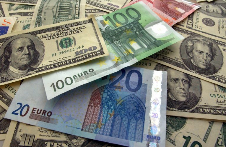 Curs valutar 2 mai 2025. Gramul de aur a scăzut. Leul a crescut față de euro și de lira sterlină