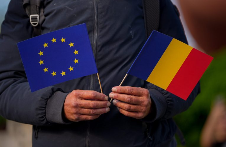 Manifestație pro-Europa în București. Sunt câteva mii de persoane în Piața Universității