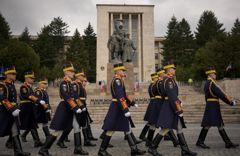 MApN: Ceremonie militară de Ziua Independenței la Monumentul Eroilor Patriei