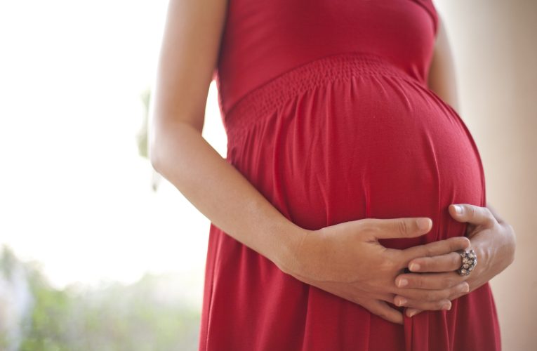 Spania interzice înregistrarea nașterilor prin mamă surogat în străinătate