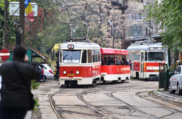 Sute de bucureșteni s-au plimbat cu tramvaiele istorice de 1 Mai