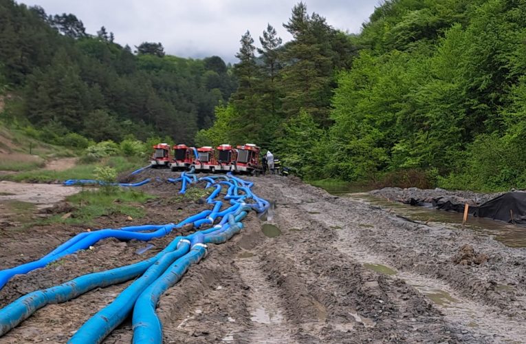 Trei excavatoare intervin la Salina Praid, pentru astuparea sufoziunilor apărute