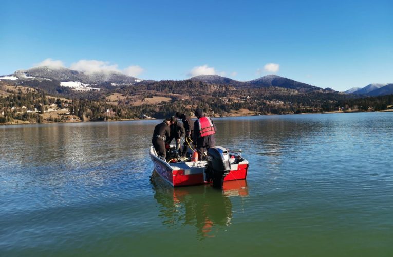 Un tânăr a căzut dintr-o barcă pe lacul Colibița și nu a mai ieșit la suprafață