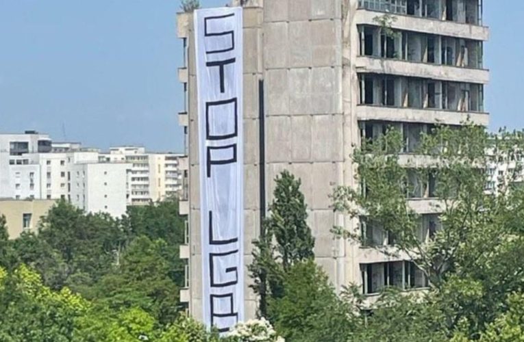 Anchetă a Poliției Capitalei după apariția pe o clădire a unui banner uriaș cu mesajul „STOP LGBT”