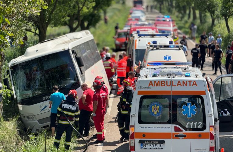 Autocar răsturnat în Botoșani. Autoritățile activează Planul Roșu de Intervenție