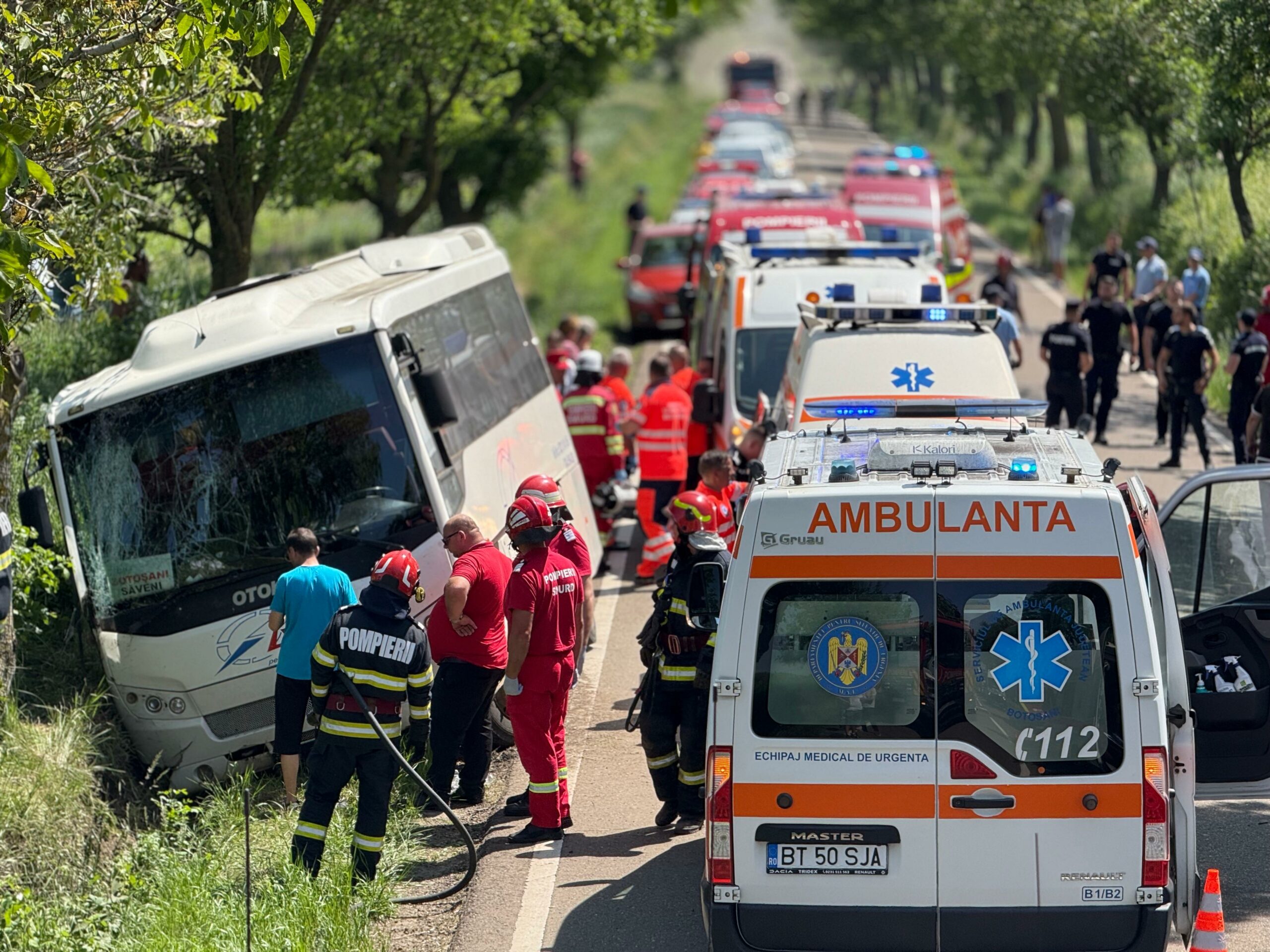 Autocar răsturnat în Botoșani. Autoritățile activează Planul Roșu de Intervenție