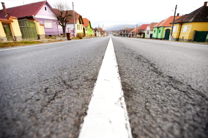 Coloane pe drumurile care duc spre mare și spre munte, la începutul minivacanței de Rusalii