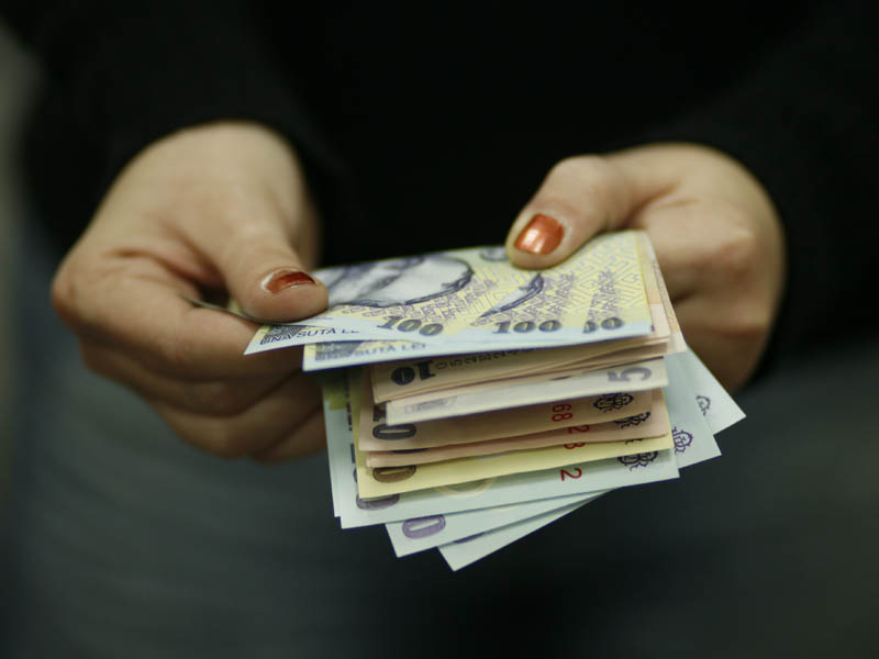 Curs valutar 5 iunie. Euro a scăzut din nou. Prețul aurului crește pentru a patra zi consecutivă