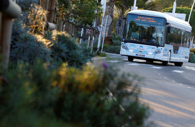 Franța: Șofer de autobuz, bătut crunt în timpul serviciului de un grup de adolescenți
