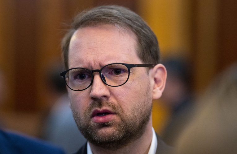 Fritz: Creșterea TVA ar trebui să vină doar alături de un plan de reducere a cheltuielilor / Liderul USR propune o taxă pe „vicii”