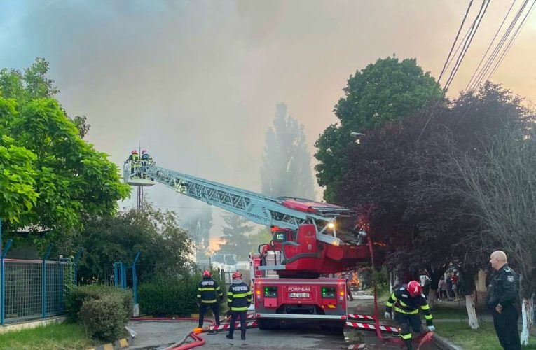 Hunedoara: Incendiu puternic la acoperișul unei hale