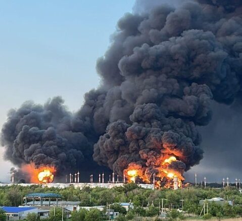 Incendiu uriaș în zona industrială a orașului Engels din Rusia. Guvernatorul acuză un atac cu drone