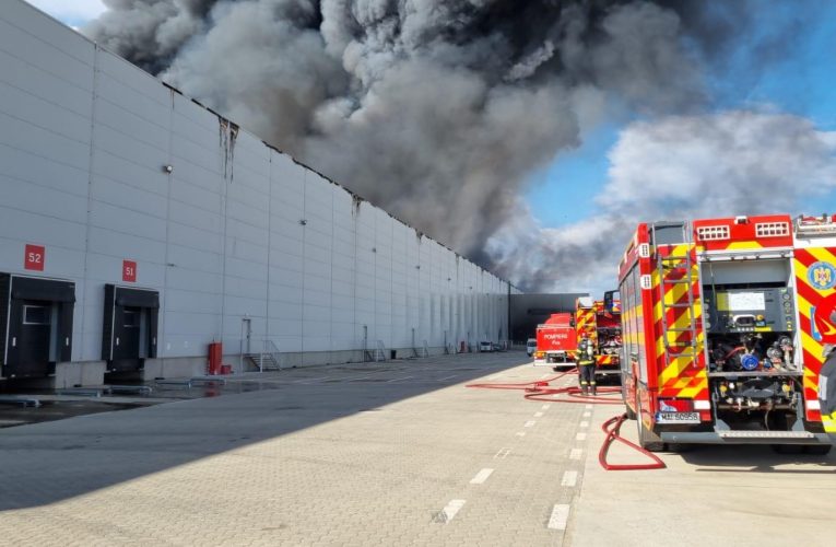 Incendiul de proporții de la un depozit de pe A1 încă nu a fost stins. Pompierii operează la fața locului