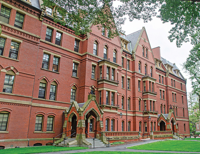 Instanța suspendă interdicția lui Trump privind studenții străini de la Harvard