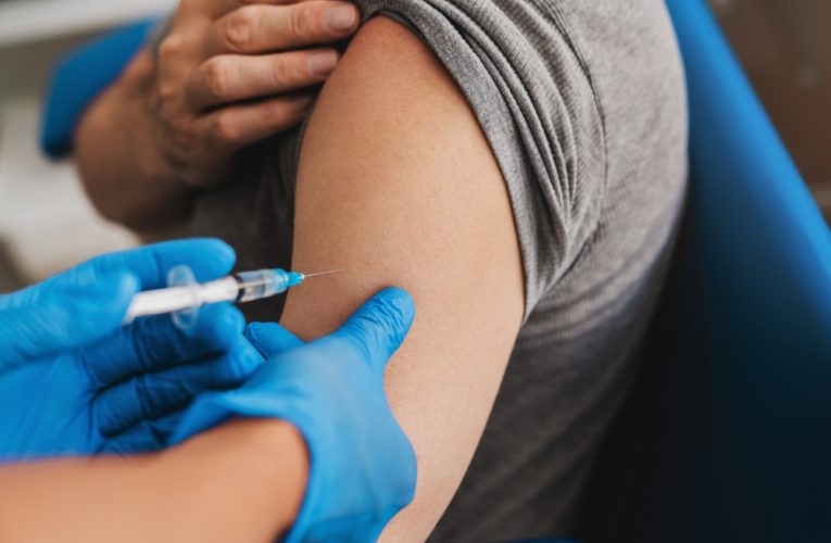 Lege promulgată. Accesul la vaccinarea anti-HPV, extinsă pentru toate categoriile de vârstă recomandate de OMS