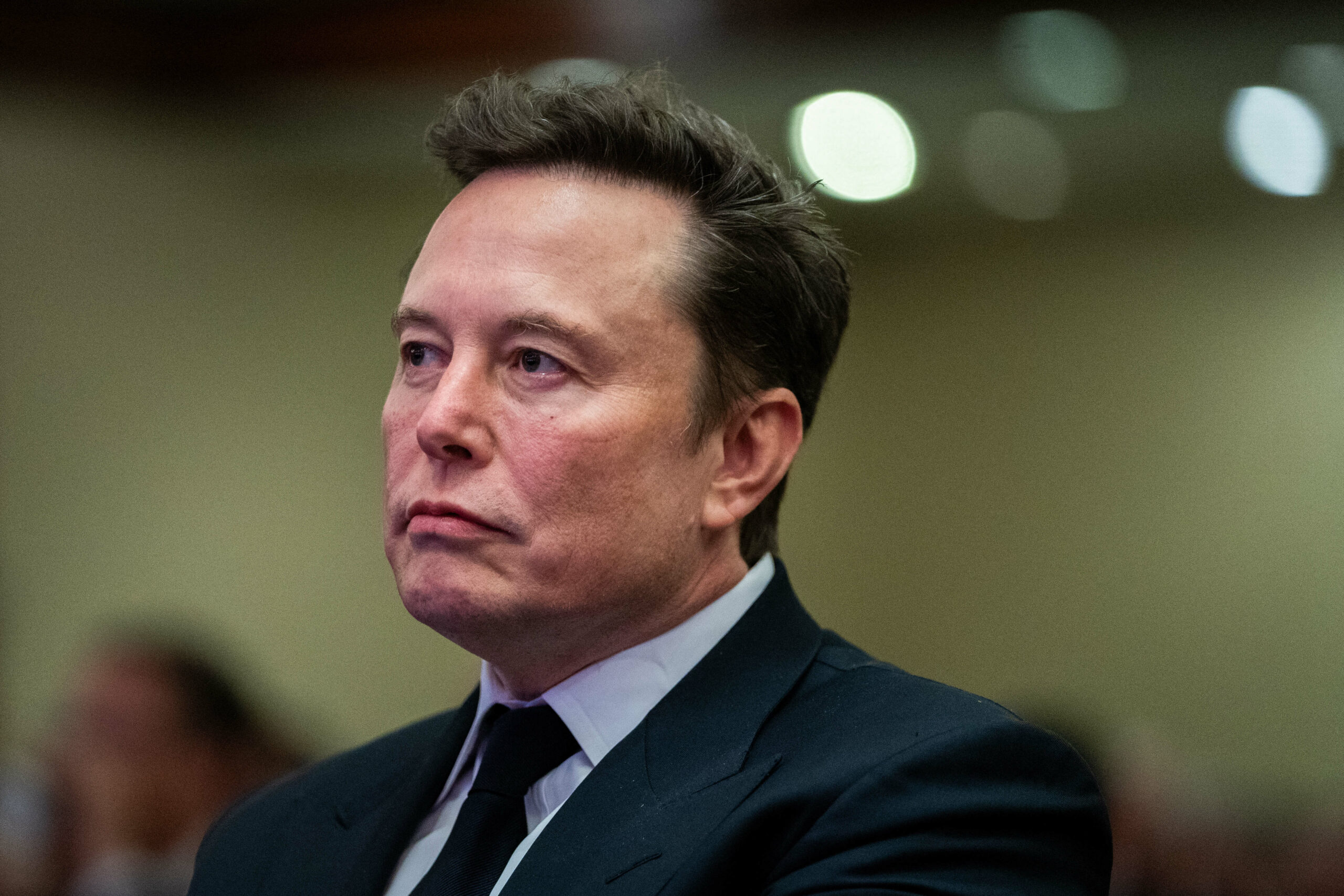 Musk critică propria sa inteligență artificială pentru că a evidențiat violența politică de dreapta