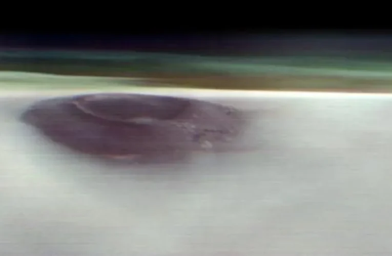 NASA surprinde o imagine spectaculoasă a unui vulcan care străpunge norii matinali de pe Marte