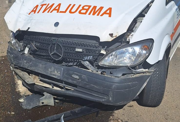 Neamţ: Asistentă şi ambulanţier, răniţi după ce o maşină nu a acordat prioritate