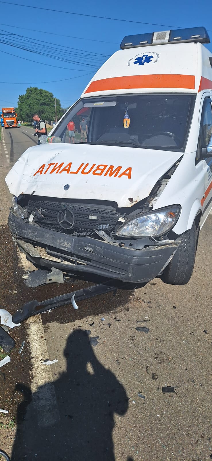 Neamţ: Asistentă şi ambulanţier, răniţi după ce o maşină nu a acordat prioritate