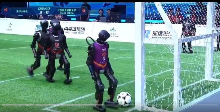 Nu aduce omul ce aduce robotul! În timp ce echipa de fotbal a Chinei a fost eliminată din calificările pentru Cupa Mondială, echipele de fotbal alcătuite din roboți umanoizi fac show după show