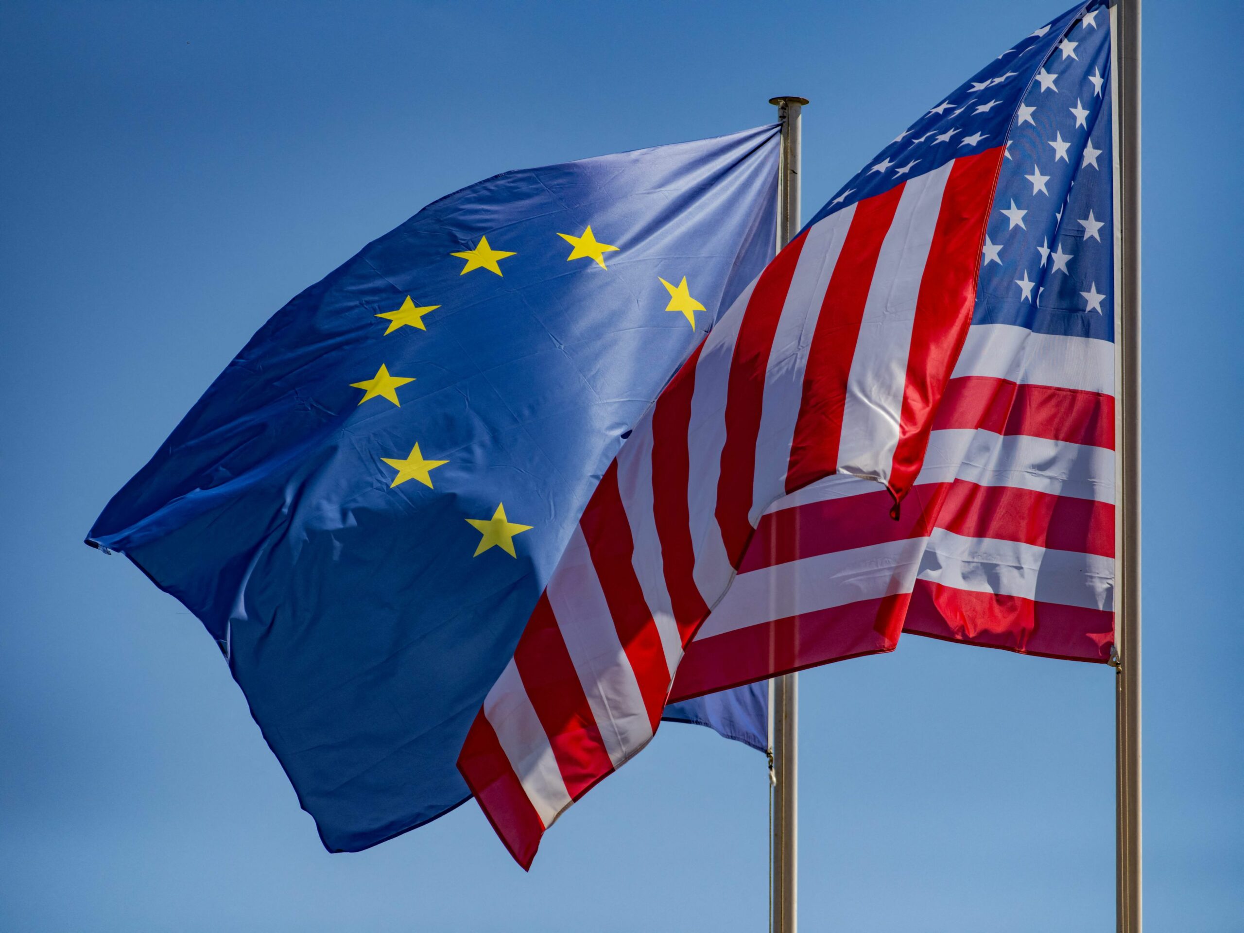 Uniunea Europeană este dispusă să accepte impunerea de către SUA a unor taxe vamale de 10%, în schimbul unor concesii