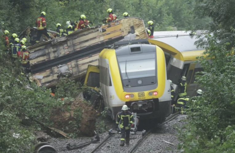 Accident grav în sudul Germaniei: Un tren a deraiat, sunt cel puțin trei persoane decedate