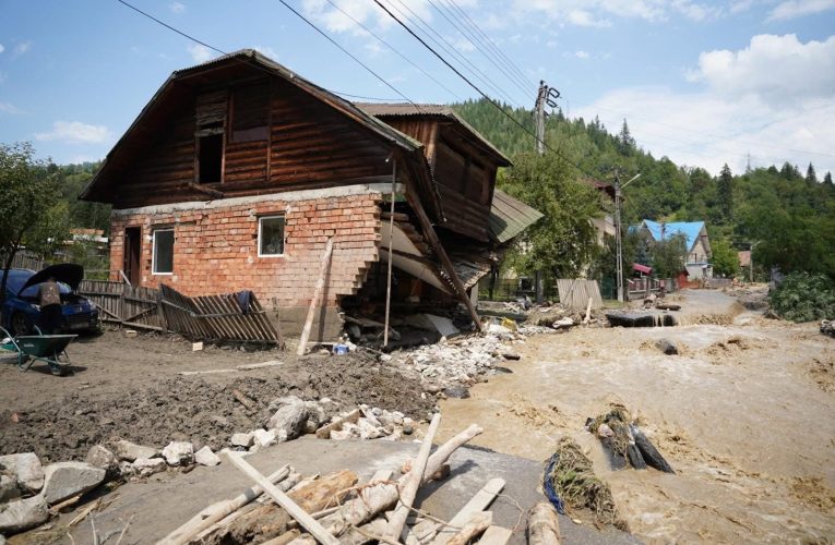 Ajutoare pentru persoanele ale căror case au fost distruse de inundațiile din Suceava și Neamț. Sprijinul, de până la 30.000 de lei