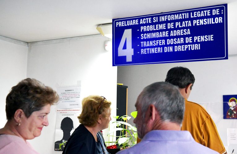 Angajații din casele de pensii au început protestele