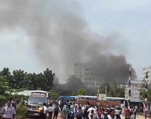 Avion militar al Forțelor Aeriene din Bangladesh s-a prăbușit într-un colegiu din Dhaka, cel puțin o persoană a murit