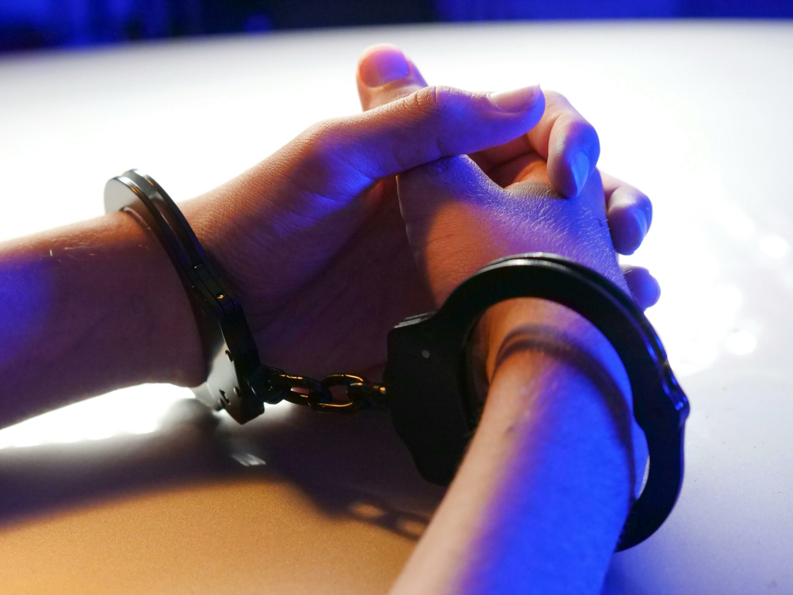 Bărbat prins în flagrant când își bătea fosta iubită, deși aceasta avea ordin de protecție. A fost arestat