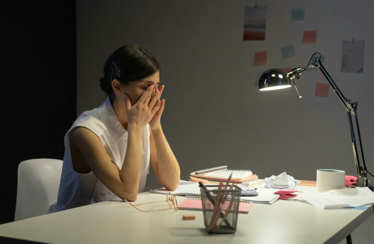 Ce înseamnă când o persoană vorbește singură cu voce tare, potrivit psihologiei