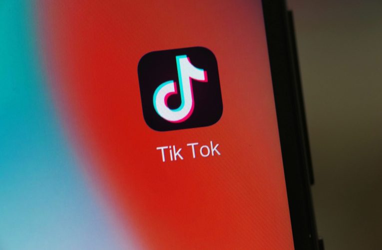Cine ne va plăti pensiile? 7 din 10 tineri din România sunt captivi pe TikTok