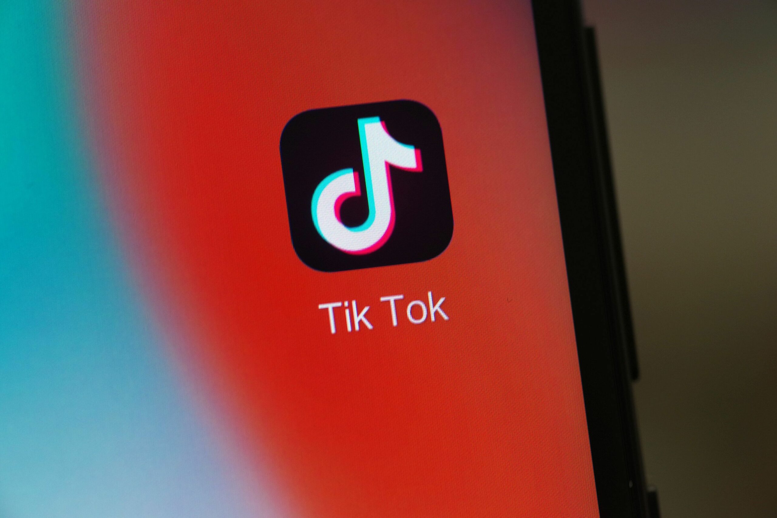 Cine ne va plăti pensiile? 7 din 10 tineri din România sunt captivi pe TikTok