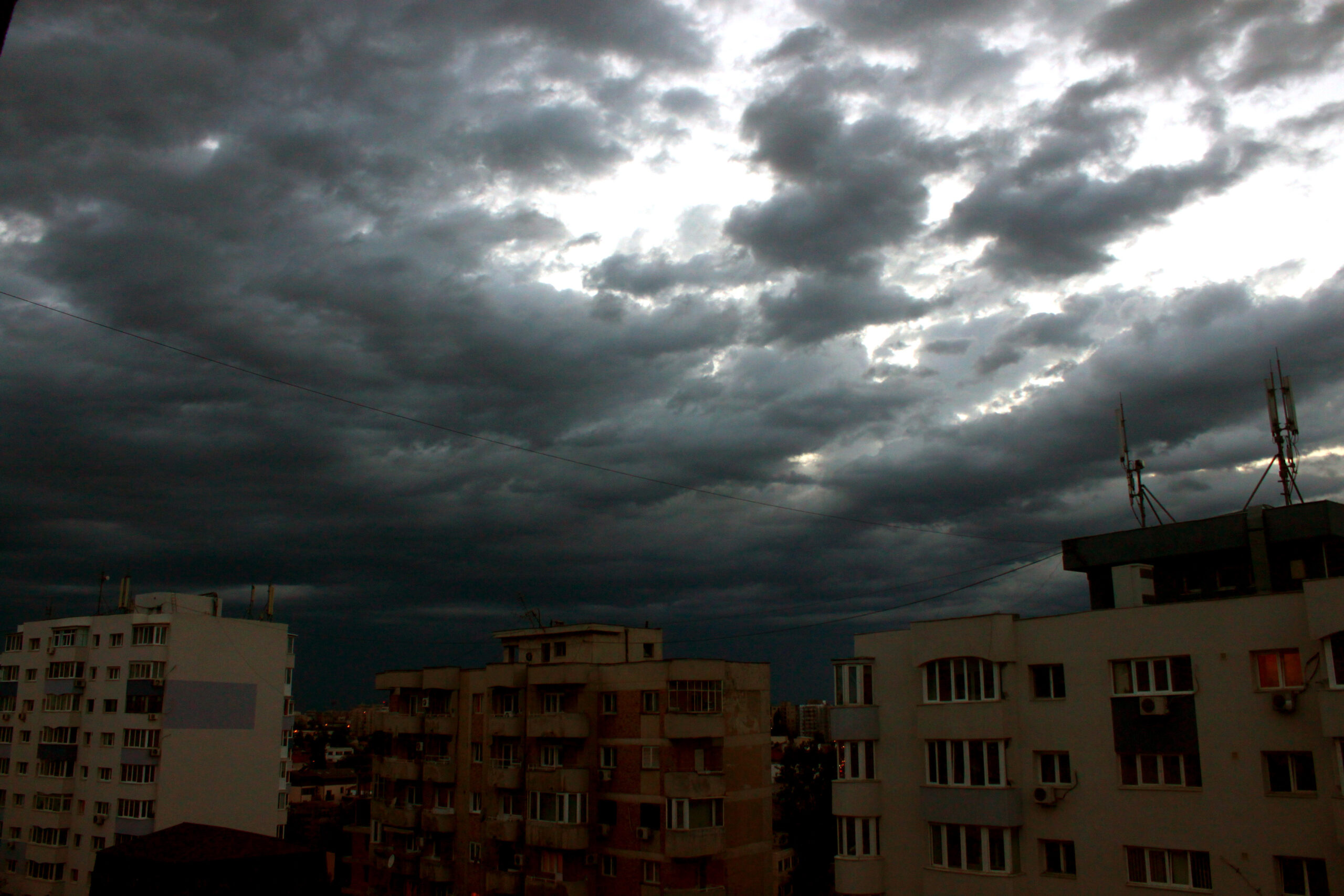 Cod roşu de ploi şi vijelii în Giurgiu şi Ilfov. Atenţionare pentru Capitală