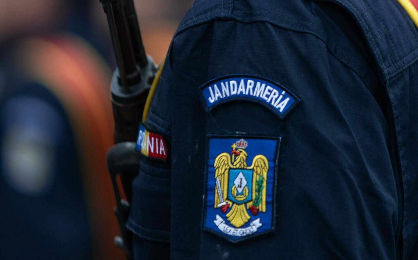 Două persoane au fost reţinute pentru ultraj la protestele din Piaţa Victoriei