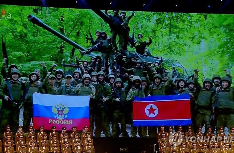 Fotografii cu Kim Jong-un care își prezintă omagiul soldaților nord-coreeni uciși în războiul din Ucraina, prezentate într-un show de gală
