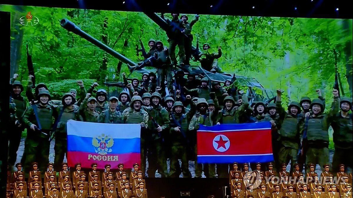Fotografii cu Kim Jong-un care își prezintă omagiul soldaților nord-coreeni uciși în războiul din Ucraina, prezentate într-un show de gală